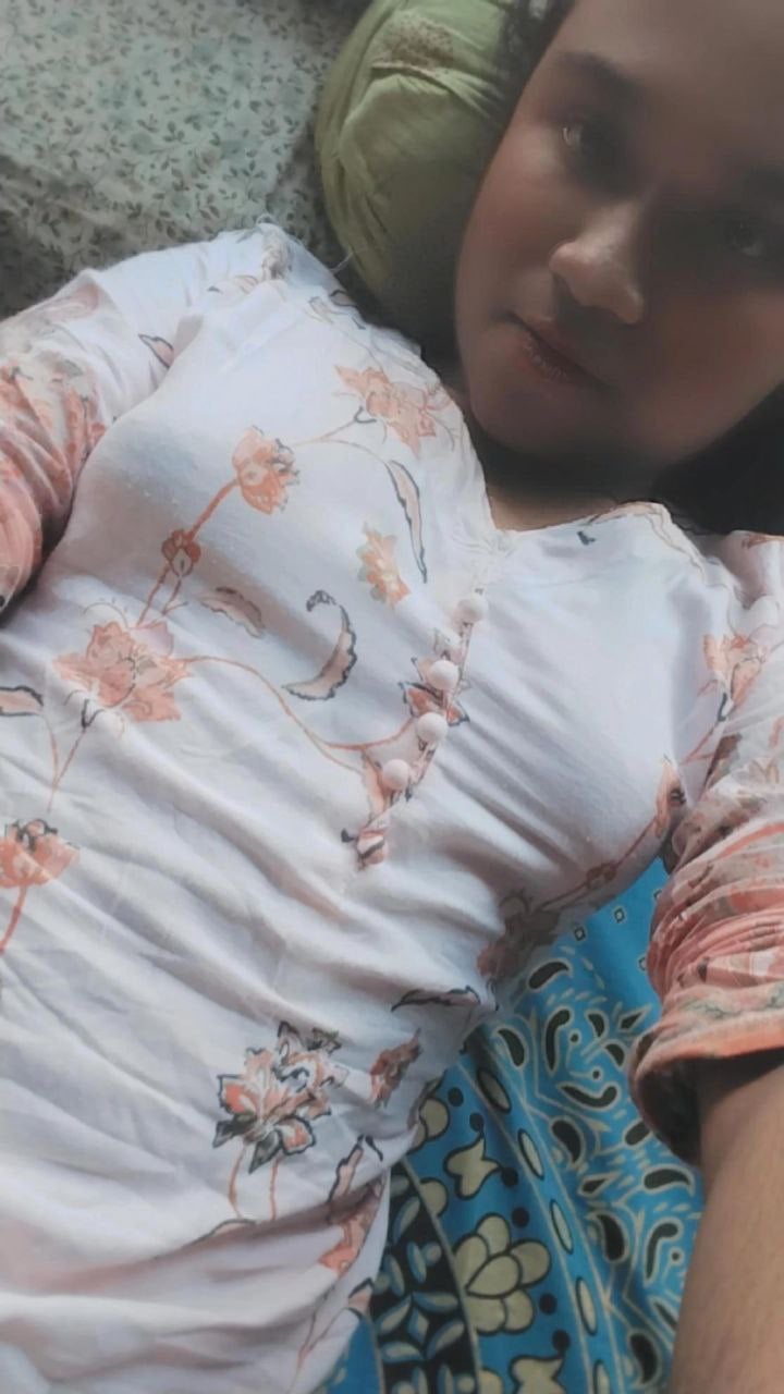 Bangladeshi Girl Tight Boobs Exposing Selfies