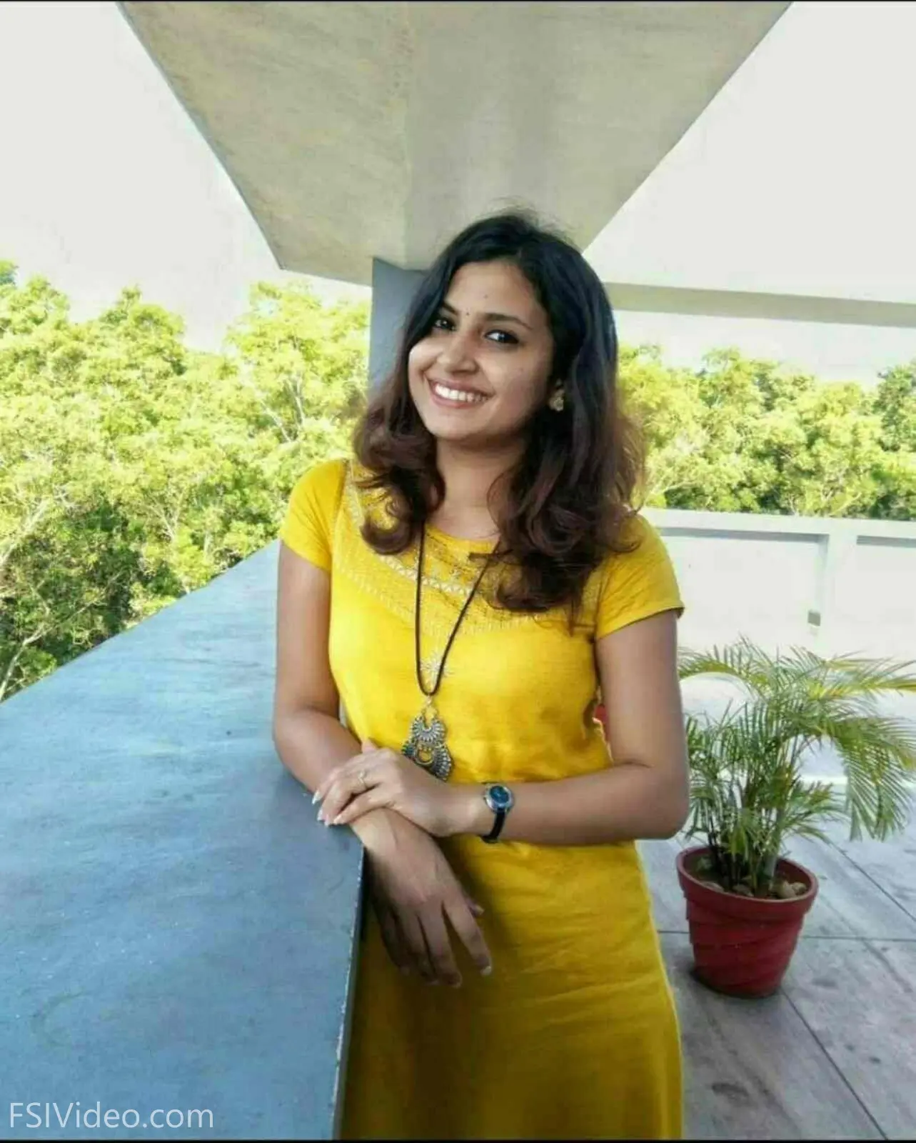 Hottest Indian Office Girl Topless Photo For Teammate