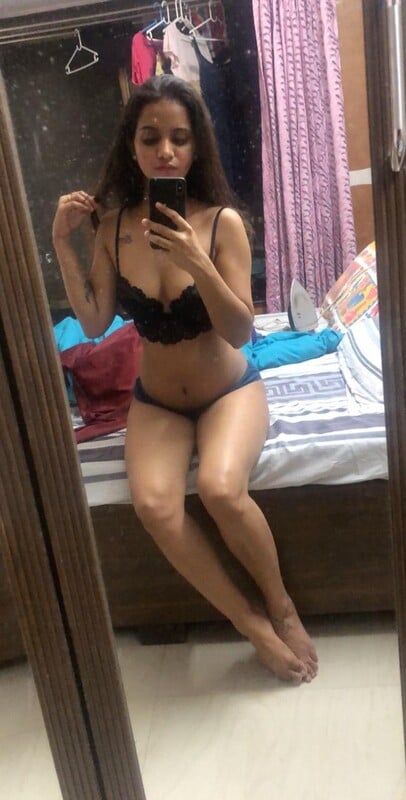 Round Ass Indian Babe Attractive Nude Pics