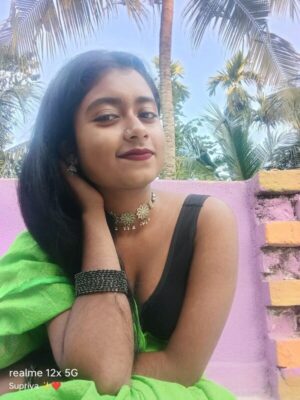 Topless Desi Girl Supriya Unseen Collection