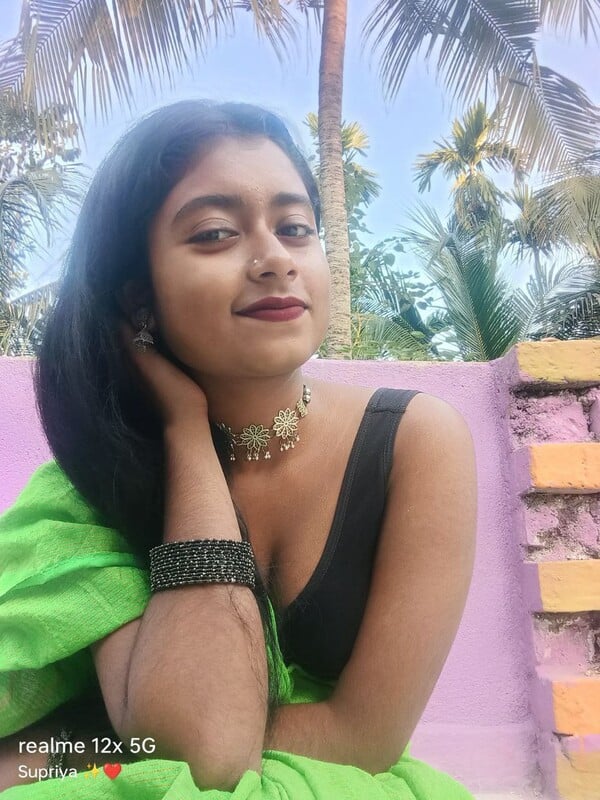 Topless Desi Girl Supriya Unseen Collection