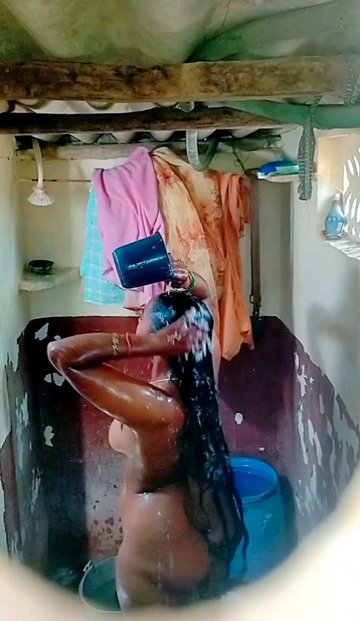 Big Ass Dusky Girl Bathing Extended Videos Merged - Thumbnail 3