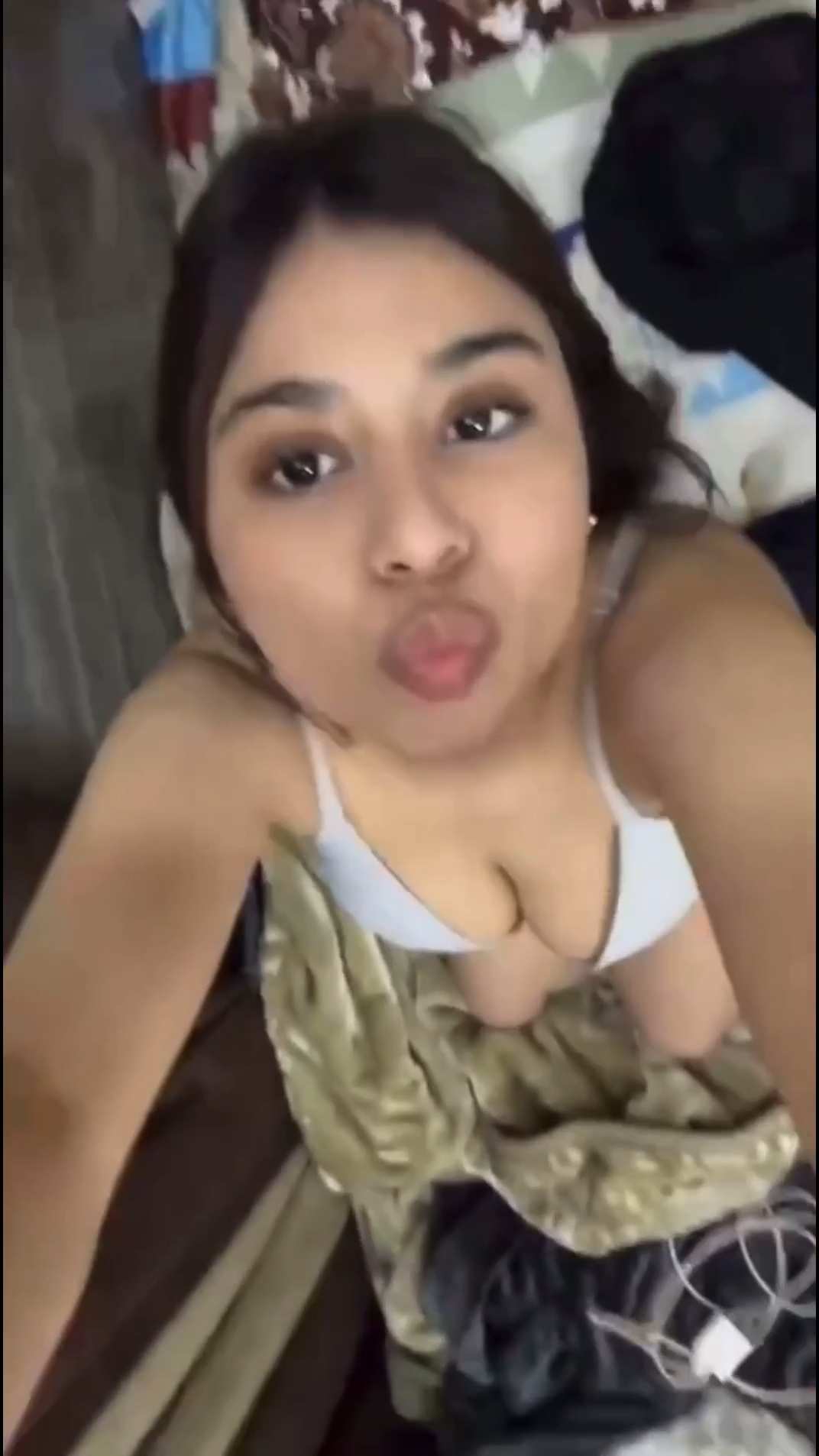 Cute Muslim Lady Lifts Salwar And Shows Pussy - Thumbnail 9