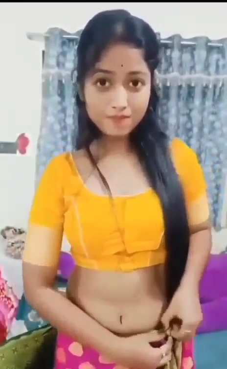 Girlfriend In Saree Did Striptease Nude Viral Show - Thumbnail 1