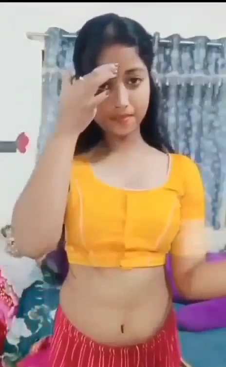 Girlfriend In Saree Did Striptease Nude Viral Show - Thumbnail 2