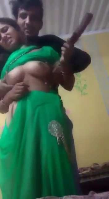 Girlfriend In Saree Lets Boyfriend Press Her Big Boobs - Thumbnail 5