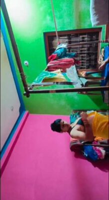 Hindi Mom Changing Dress Viral Video Exposed Online - Thumbnail 4