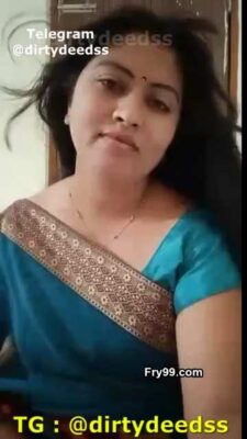 Homely Housewife Strips Saree And Shows Naked Boobs - Thumbnail 1