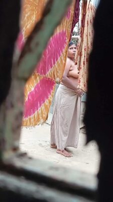 Mature Neighbor Milf Mom Outdoor Bath And Wearing Dress - Thumbnail 5